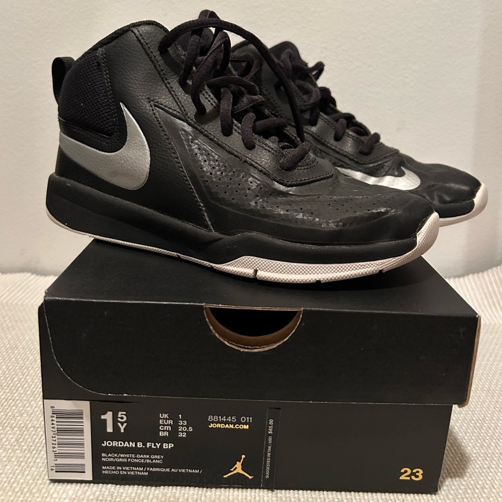 Nike boys Air Jordan Size 1.5 Y.